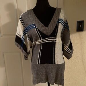 Day trip, short sleeve V-neck blouse